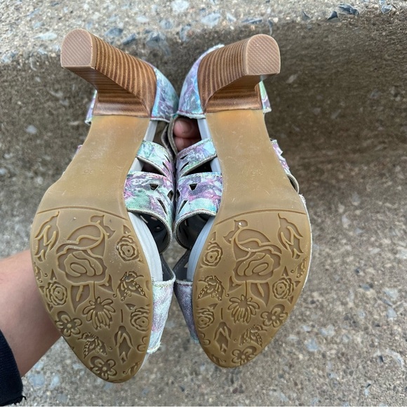 L'Artiste Amora Hand Painted Leather Peep Toe Laser Cut Blue Sandal - Picture 4 of 7